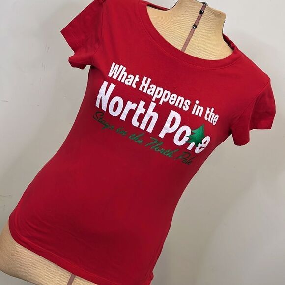 Piper & Blue "What Happens in the North Pole" Fitted T-Shirt - Size XL - Picture 4 of 11